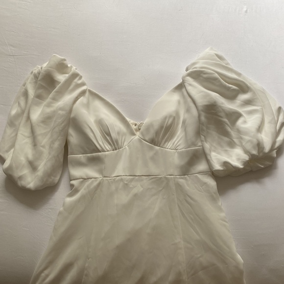 Davids bridal bubble sleeve bridal gown in women’s size 6. - Picture 7 of 9